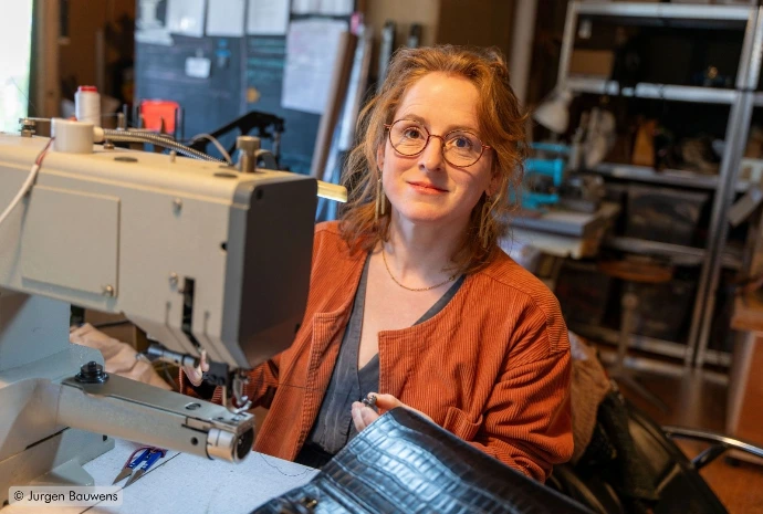 Liesbeth Verhelst aan haar naaimachine