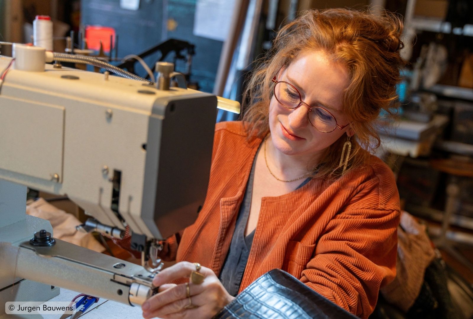 Liesbeth Verhelst aan haar naaimachine